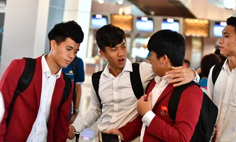 Olympic Việt Nam chụp ảnh, ký tặng người hâm mộ ở sân bay trước khi về Việt Nam